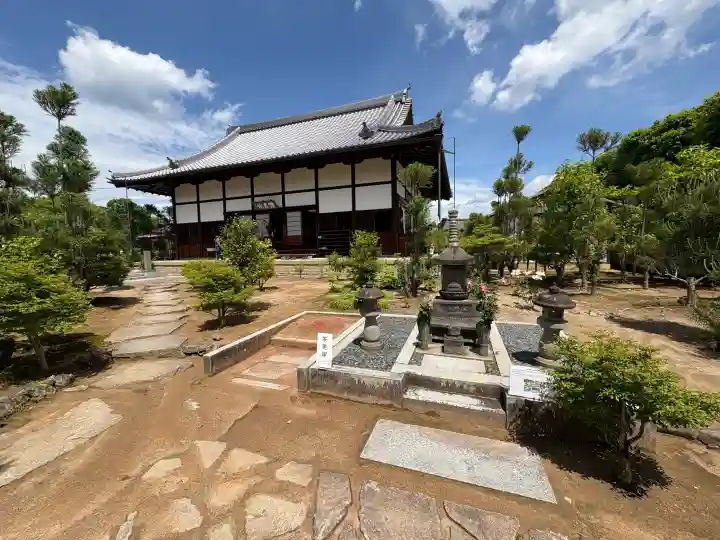 総見院の{uncategorized: "未分類", other: "その他", undefined: "問題あり", building: "その他建物", grave: "お墓", sacred_gate: "鳥居", guardian: "狛犬", statue: "像", buddha: "仏像", history: "歴史", nature: "自然", garden: "庭園", animal: "動物", pagoda: "塔", temizu: "手水舎", mountain_gate: "山門・神門", sanctuary: "本殿・本堂", subordinate: "末社・摂社", art: "芸術", scenery: "景色", jizo: "地蔵", ema: "絵馬", goshuin: "御朱印", omikuji: "おみくじ", items: "授与品その他", amulet: "お守り", goshuincho: "御朱印帳", eats: "食事", festival: "お祭り", votive_dance: "神楽", shichigosan: "七五三参", wedding: "結婚式", experience: "体験その他", initially: "初詣", around: "周辺", anti_infection: "感染症対策"}