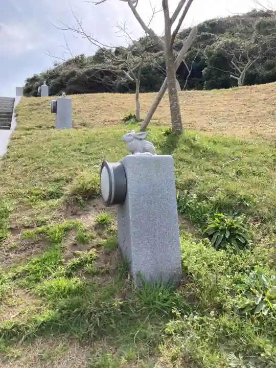 白兎神社の{uncategorized: "未分類", other: "その他", undefined: "問題あり", building: "その他建物", grave: "お墓", sacred_gate: "鳥居", guardian: "狛犬", statue: "像", buddha: "仏像", history: "歴史", nature: "自然", garden: "庭園", animal: "動物", pagoda: "塔", temizu: "手水舎", mountain_gate: "山門・神門", sanctuary: "本殿・本堂", subordinate: "末社・摂社", art: "芸術", scenery: "景色", jizo: "地蔵", ema: "絵馬", goshuin: "御朱印", omikuji: "おみくじ", items: "授与品その他", amulet: "お守り", goshuincho: "御朱印帳", eats: "食事", festival: "お祭り", votive_dance: "神楽", shichigosan: "七五三参", wedding: "結婚式", experience: "体験その他", initially: "初詣", around: "周辺", anti_infection: "感染症対策"}