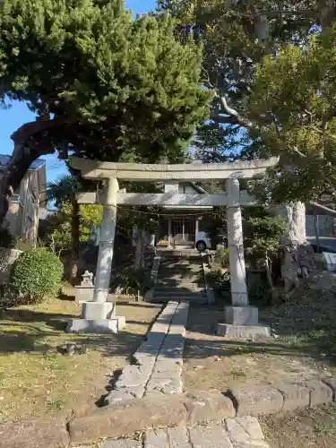 八雲神社（鎌倉・西御門）の{uncategorized: "未分類", other: "その他", undefined: "問題あり", building: "その他建物", grave: "お墓", sacred_gate: "鳥居", guardian: "狛犬", statue: "像", buddha: "仏像", history: "歴史", nature: "自然", garden: "庭園", animal: "動物", pagoda: "塔", temizu: "手水舎", mountain_gate: "山門・神門", sanctuary: "本殿・本堂", subordinate: "末社・摂社", art: "芸術", scenery: "景色", jizo: "地蔵", ema: "絵馬", goshuin: "御朱印", omikuji: "おみくじ", items: "授与品その他", amulet: "お守り", goshuincho: "御朱印帳", eats: "食事", festival: "お祭り", votive_dance: "神楽", shichigosan: "七五三参", wedding: "結婚式", experience: "体験その他", initially: "初詣", around: "周辺", anti_infection: "感染症対策"}