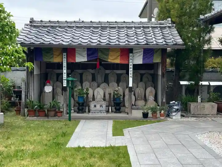 観音寺の{uncategorized: "未分類", other: "その他", undefined: "問題あり", building: "その他建物", grave: "お墓", sacred_gate: "鳥居", guardian: "狛犬", statue: "像", buddha: "仏像", history: "歴史", nature: "自然", garden: "庭園", animal: "動物", pagoda: "塔", temizu: "手水舎", mountain_gate: "山門・神門", sanctuary: "本殿・本堂", subordinate: "末社・摂社", art: "芸術", scenery: "景色", jizo: "地蔵", ema: "絵馬", goshuin: "御朱印", omikuji: "おみくじ", items: "授与品その他", amulet: "お守り", goshuincho: "御朱印帳", eats: "食事", festival: "お祭り", votive_dance: "神楽", shichigosan: "七五三参", wedding: "結婚式", experience: "体験その他", initially: "初詣", around: "周辺", anti_infection: "感染症対策"}