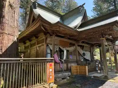 近津神社の{uncategorized: "未分類", other: "その他", undefined: "問題あり", building: "その他建物", grave: "お墓", sacred_gate: "鳥居", guardian: "狛犬", statue: "像", buddha: "仏像", history: "歴史", nature: "自然", garden: "庭園", animal: "動物", pagoda: "塔", temizu: "手水舎", mountain_gate: "山門・神門", sanctuary: "本殿・本堂", subordinate: "末社・摂社", art: "芸術", scenery: "景色", jizo: "地蔵", ema: "絵馬", goshuin: "御朱印", omikuji: "おみくじ", items: "授与品その他", amulet: "お守り", goshuincho: "御朱印帳", eats: "食事", festival: "お祭り", votive_dance: "神楽", shichigosan: "七五三参", wedding: "結婚式", experience: "体験その他", initially: "初詣", around: "周辺", anti_infection: "感染症対策"}