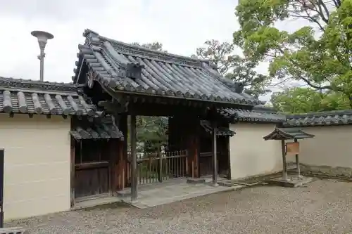 中宮寺の山門