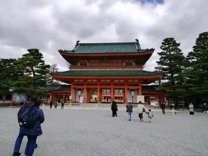 平安神宮の{uncategorized: "未分類", other: "その他", undefined: "問題あり", building: "その他建物", grave: "お墓", sacred_gate: "鳥居", guardian: "狛犬", statue: "像", buddha: "仏像", history: "歴史", nature: "自然", garden: "庭園", animal: "動物", pagoda: "塔", temizu: "手水舎", mountain_gate: "山門・神門", sanctuary: "本殿・本堂", subordinate: "末社・摂社", art: "芸術", scenery: "景色", jizo: "地蔵", ema: "絵馬", goshuin: "御朱印", omikuji: "おみくじ", items: "授与品その他", amulet: "お守り", goshuincho: "御朱印帳", eats: "食事", festival: "お祭り", votive_dance: "神楽", shichigosan: "七五三参", wedding: "結婚式", experience: "体験その他", initially: "初詣", around: "周辺", anti_infection: "感染症対策"}
