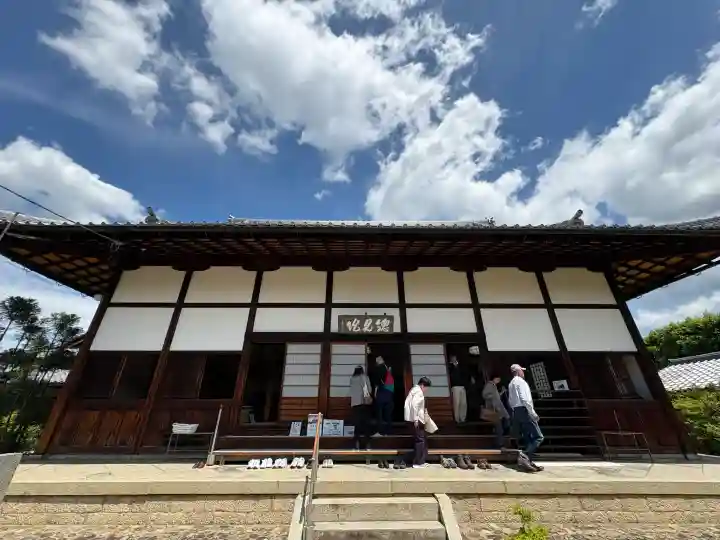 総見院の{uncategorized: "未分類", other: "その他", undefined: "問題あり", building: "その他建物", grave: "お墓", sacred_gate: "鳥居", guardian: "狛犬", statue: "像", buddha: "仏像", history: "歴史", nature: "自然", garden: "庭園", animal: "動物", pagoda: "塔", temizu: "手水舎", mountain_gate: "山門・神門", sanctuary: "本殿・本堂", subordinate: "末社・摂社", art: "芸術", scenery: "景色", jizo: "地蔵", ema: "絵馬", goshuin: "御朱印", omikuji: "おみくじ", items: "授与品その他", amulet: "お守り", goshuincho: "御朱印帳", eats: "食事", festival: "お祭り", votive_dance: "神楽", shichigosan: "七五三参", wedding: "結婚式", experience: "体験その他", initially: "初詣", around: "周辺", anti_infection: "感染症対策"}