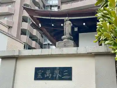 龍光寺の{uncategorized: "未分類", other: "その他", undefined: "問題あり", building: "その他建物", grave: "お墓", sacred_gate: "鳥居", guardian: "狛犬", statue: "像", buddha: "仏像", history: "歴史", nature: "自然", garden: "庭園", animal: "動物", pagoda: "塔", temizu: "手水舎", mountain_gate: "山門・神門", sanctuary: "本殿・本堂", subordinate: "末社・摂社", art: "芸術", scenery: "景色", jizo: "地蔵", ema: "絵馬", goshuin: "御朱印", omikuji: "おみくじ", items: "授与品その他", amulet: "お守り", goshuincho: "御朱印帳", eats: "食事", festival: "お祭り", votive_dance: "神楽", shichigosan: "七五三参", wedding: "結婚式", experience: "体験その他", initially: "初詣", around: "周辺", anti_infection: "感染症対策"}