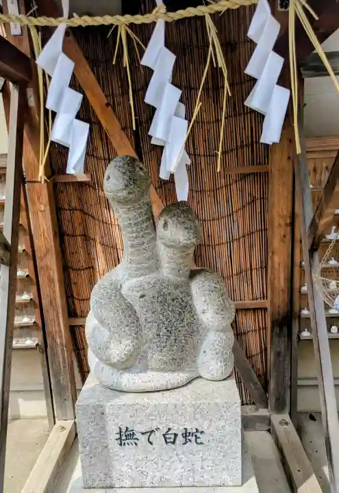 蛇窪神社の{uncategorized: "未分類", other: "その他", undefined: "問題あり", building: "その他建物", grave: "お墓", sacred_gate: "鳥居", guardian: "狛犬", statue: "像", buddha: "仏像", history: "歴史", nature: "自然", garden: "庭園", animal: "動物", pagoda: "塔", temizu: "手水舎", mountain_gate: "山門・神門", sanctuary: "本殿・本堂", subordinate: "末社・摂社", art: "芸術", scenery: "景色", jizo: "地蔵", ema: "絵馬", goshuin: "御朱印", omikuji: "おみくじ", items: "授与品その他", amulet: "お守り", goshuincho: "御朱印帳", eats: "食事", festival: "お祭り", votive_dance: "神楽", shichigosan: "七五三参", wedding: "結婚式", experience: "体験その他", initially: "初詣", around: "周辺", anti_infection: "感染症対策"}