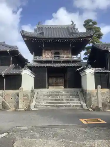 普門寺の山門