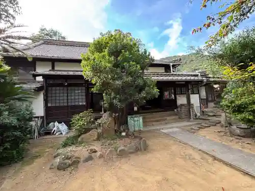 静観寺の{uncategorized: "未分類", other: "その他", undefined: "問題あり", building: "その他建物", grave: "お墓", sacred_gate: "鳥居", guardian: "狛犬", statue: "像", buddha: "仏像", history: "歴史", nature: "自然", garden: "庭園", animal: "動物", pagoda: "塔", temizu: "手水舎", mountain_gate: "山門・神門", sanctuary: "本殿・本堂", subordinate: "末社・摂社", art: "芸術", scenery: "景色", jizo: "地蔵", ema: "絵馬", goshuin: "御朱印", omikuji: "おみくじ", items: "授与品その他", amulet: "お守り", goshuincho: "御朱印帳", eats: "食事", festival: "お祭り", votive_dance: "神楽", shichigosan: "七五三参", wedding: "結婚式", experience: "体験その他", initially: "初詣", around: "周辺", anti_infection: "感染症対策"}