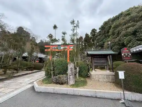 霊山寺の{uncategorized: "未分類", other: "その他", undefined: "問題あり", building: "その他建物", grave: "お墓", sacred_gate: "鳥居", guardian: "狛犬", statue: "像", buddha: "仏像", history: "歴史", nature: "自然", garden: "庭園", animal: "動物", pagoda: "塔", temizu: "手水舎", mountain_gate: "山門・神門", sanctuary: "本殿・本堂", subordinate: "末社・摂社", art: "芸術", scenery: "景色", jizo: "地蔵", ema: "絵馬", goshuin: "御朱印", omikuji: "おみくじ", items: "授与品その他", amulet: "お守り", goshuincho: "御朱印帳", eats: "食事", festival: "お祭り", votive_dance: "神楽", shichigosan: "七五三参", wedding: "結婚式", experience: "体験その他", initially: "初詣", around: "周辺", anti_infection: "感染症対策"}