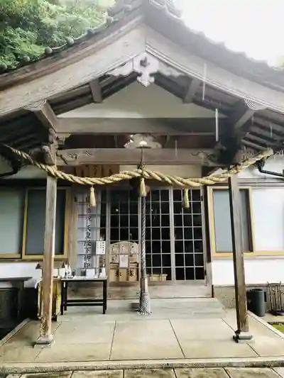 絹巻神社の本殿