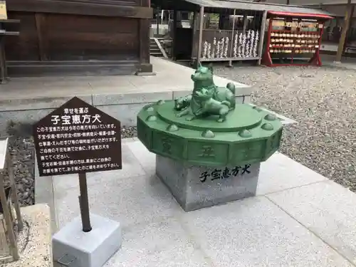 岡田神社の像