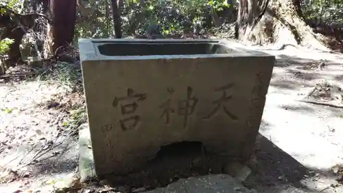 男神社の手水舎