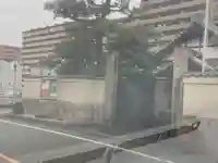 御嶽教木曽川照王教会の山門・神門