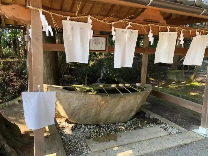 長寸神社の手水舎