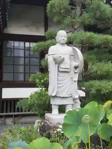 瀧泉寺の像