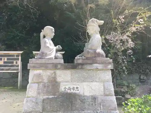 四條畷神社の像