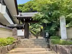 建功寺の山門