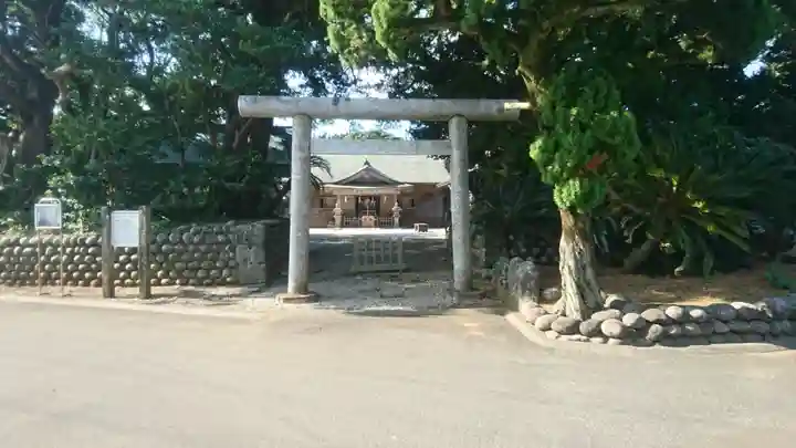 優婆夷宝明神社の鳥居