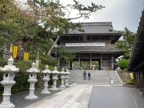 誕生寺の山門