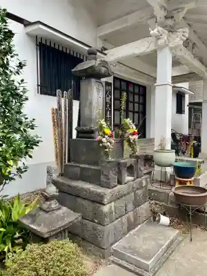 本光寺の{uncategorized: "未分類", other: "その他", undefined: "問題あり", building: "その他建物", grave: "お墓", sacred_gate: "鳥居", guardian: "狛犬", statue: "像", buddha: "仏像", history: "歴史", nature: "自然", garden: "庭園", animal: "動物", pagoda: "塔", temizu: "手水舎", mountain_gate: "山門・神門", sanctuary: "本殿・本堂", subordinate: "末社・摂社", art: "芸術", scenery: "景色", jizo: "地蔵", ema: "絵馬", goshuin: "御朱印", omikuji: "おみくじ", items: "授与品その他", amulet: "お守り", goshuincho: "御朱印帳", eats: "食事", festival: "お祭り", votive_dance: "神楽", shichigosan: "七五三参", wedding: "結婚式", experience: "体験その他", initially: "初詣", around: "周辺", anti_infection: "感染症対策"}