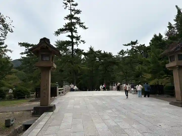 出雲大社の{uncategorized: "未分類", other: "その他", undefined: "問題あり", building: "その他建物", grave: "お墓", sacred_gate: "鳥居", guardian: "狛犬", statue: "像", buddha: "仏像", history: "歴史", nature: "自然", garden: "庭園", animal: "動物", pagoda: "塔", temizu: "手水舎", mountain_gate: "山門・神門", sanctuary: "本殿・本堂", subordinate: "末社・摂社", art: "芸術", scenery: "景色", jizo: "地蔵", ema: "絵馬", goshuin: "御朱印", omikuji: "おみくじ", items: "授与品その他", amulet: "お守り", goshuincho: "御朱印帳", eats: "食事", festival: "お祭り", votive_dance: "神楽", shichigosan: "七五三参", wedding: "結婚式", experience: "体験その他", initially: "初詣", around: "周辺", anti_infection: "感染症対策"}