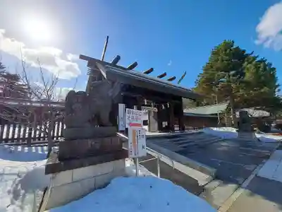 札幌護國神社の山門・神門