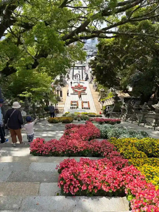 防府天満宮の{uncategorized: "未分類", other: "その他", undefined: "問題あり", building: "その他建物", grave: "お墓", sacred_gate: "鳥居", guardian: "狛犬", statue: "像", buddha: "仏像", history: "歴史", nature: "自然", garden: "庭園", animal: "動物", pagoda: "塔", temizu: "手水舎", mountain_gate: "山門・神門", sanctuary: "本殿・本堂", subordinate: "末社・摂社", art: "芸術", scenery: "景色", jizo: "地蔵", ema: "絵馬", goshuin: "御朱印", omikuji: "おみくじ", items: "授与品その他", amulet: "お守り", goshuincho: "御朱印帳", eats: "食事", festival: "お祭り", votive_dance: "神楽", shichigosan: "七五三参", wedding: "結婚式", experience: "体験その他", initially: "初詣", around: "周辺", anti_infection: "感染症対策"}