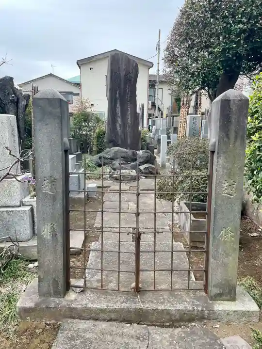 本通寺の{uncategorized: "未分類", other: "その他", undefined: "問題あり", building: "その他建物", grave: "お墓", sacred_gate: "鳥居", guardian: "狛犬", statue: "像", buddha: "仏像", history: "歴史", nature: "自然", garden: "庭園", animal: "動物", pagoda: "塔", temizu: "手水舎", mountain_gate: "山門・神門", sanctuary: "本殿・本堂", subordinate: "末社・摂社", art: "芸術", scenery: "景色", jizo: "地蔵", ema: "絵馬", goshuin: "御朱印", omikuji: "おみくじ", items: "授与品その他", amulet: "お守り", goshuincho: "御朱印帳", eats: "食事", festival: "お祭り", votive_dance: "神楽", shichigosan: "七五三参", wedding: "結婚式", experience: "体験その他", initially: "初詣", around: "周辺", anti_infection: "感染症対策"}