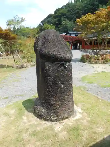 陰陽石神社の建物その他