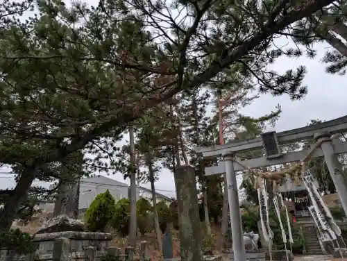 豊景神社の{uncategorized: "未分類", other: "その他", undefined: "問題あり", building: "その他建物", grave: "お墓", sacred_gate: "鳥居", guardian: "狛犬", statue: "像", buddha: "仏像", history: "歴史", nature: "自然", garden: "庭園", animal: "動物", pagoda: "塔", temizu: "手水舎", mountain_gate: "山門・神門", sanctuary: "本殿・本堂", subordinate: "末社・摂社", art: "芸術", scenery: "景色", jizo: "地蔵", ema: "絵馬", goshuin: "御朱印", omikuji: "おみくじ", items: "授与品その他", amulet: "お守り", goshuincho: "御朱印帳", eats: "食事", festival: "お祭り", votive_dance: "神楽", shichigosan: "七五三参", wedding: "結婚式", experience: "体験その他", initially: "初詣", around: "周辺", anti_infection: "感染症対策"}
