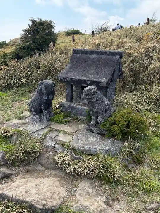 箱根元宮の{uncategorized: "未分類", other: "その他", undefined: "問題あり", building: "その他建物", grave: "お墓", sacred_gate: "鳥居", guardian: "狛犬", statue: "像", buddha: "仏像", history: "歴史", nature: "自然", garden: "庭園", animal: "動物", pagoda: "塔", temizu: "手水舎", mountain_gate: "山門・神門", sanctuary: "本殿・本堂", subordinate: "末社・摂社", art: "芸術", scenery: "景色", jizo: "地蔵", ema: "絵馬", goshuin: "御朱印", omikuji: "おみくじ", items: "授与品その他", amulet: "お守り", goshuincho: "御朱印帳", eats: "食事", festival: "お祭り", votive_dance: "神楽", shichigosan: "七五三参", wedding: "結婚式", experience: "体験その他", initially: "初詣", around: "周辺", anti_infection: "感染症対策"}