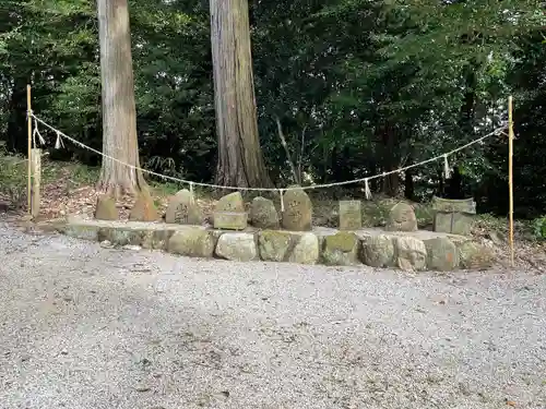 倭白山比咩神社（南出）の末社・摂社