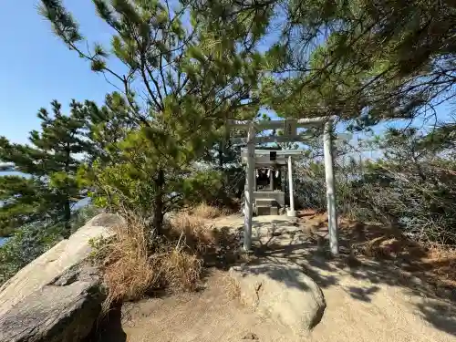 箱島神社の{uncategorized: "未分類", other: "その他", undefined: "問題あり", building: "その他建物", grave: "お墓", sacred_gate: "鳥居", guardian: "狛犬", statue: "像", buddha: "仏像", history: "歴史", nature: "自然", garden: "庭園", animal: "動物", pagoda: "塔", temizu: "手水舎", mountain_gate: "山門・神門", sanctuary: "本殿・本堂", subordinate: "末社・摂社", art: "芸術", scenery: "景色", jizo: "地蔵", ema: "絵馬", goshuin: "御朱印", omikuji: "おみくじ", items: "授与品その他", amulet: "お守り", goshuincho: "御朱印帳", eats: "食事", festival: "お祭り", votive_dance: "神楽", shichigosan: "七五三参", wedding: "結婚式", experience: "体験その他", initially: "初詣", around: "周辺", anti_infection: "感染症対策"}
