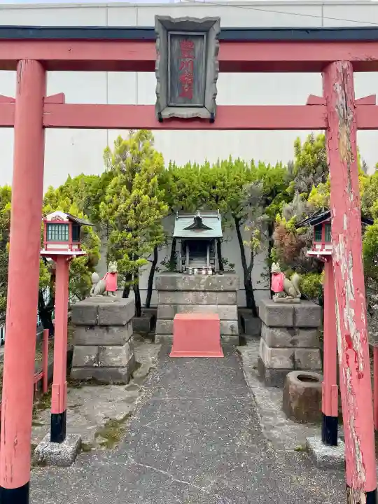 豊川稲荷(藤沢さいか屋)の{uncategorized: "未分類", other: "その他", undefined: "問題あり", building: "その他建物", grave: "お墓", sacred_gate: "鳥居", guardian: "狛犬", statue: "像", buddha: "仏像", history: "歴史", nature: "自然", garden: "庭園", animal: "動物", pagoda: "塔", temizu: "手水舎", mountain_gate: "山門・神門", sanctuary: "本殿・本堂", subordinate: "末社・摂社", art: "芸術", scenery: "景色", jizo: "地蔵", ema: "絵馬", goshuin: "御朱印", omikuji: "おみくじ", items: "授与品その他", amulet: "お守り", goshuincho: "御朱印帳", eats: "食事", festival: "お祭り", votive_dance: "神楽", shichigosan: "七五三参", wedding: "結婚式", experience: "体験その他", initially: "初詣", around: "周辺", anti_infection: "感染症対策"}
