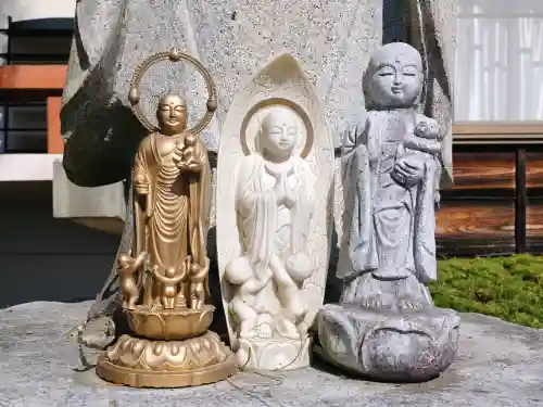 永源寺の{uncategorized: "未分類", other: "その他", undefined: "問題あり", building: "その他建物", grave: "お墓", sacred_gate: "鳥居", guardian: "狛犬", statue: "像", buddha: "仏像", history: "歴史", nature: "自然", garden: "庭園", animal: "動物", pagoda: "塔", temizu: "手水舎", mountain_gate: "山門・神門", sanctuary: "本殿・本堂", subordinate: "末社・摂社", art: "芸術", scenery: "景色", jizo: "地蔵", ema: "絵馬", goshuin: "御朱印", omikuji: "おみくじ", items: "授与品その他", amulet: "お守り", goshuincho: "御朱印帳", eats: "食事", festival: "お祭り", votive_dance: "神楽", shichigosan: "七五三参", wedding: "結婚式", experience: "体験その他", initially: "初詣", around: "周辺", anti_infection: "感染症対策"}