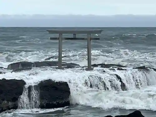 大洗磯前神社の{uncategorized: "未分類", other: "その他", undefined: "問題あり", building: "その他建物", grave: "お墓", sacred_gate: "鳥居", guardian: "狛犬", statue: "像", buddha: "仏像", history: "歴史", nature: "自然", garden: "庭園", animal: "動物", pagoda: "塔", temizu: "手水舎", mountain_gate: "山門・神門", sanctuary: "本殿・本堂", subordinate: "末社・摂社", art: "芸術", scenery: "景色", jizo: "地蔵", ema: "絵馬", goshuin: "御朱印", omikuji: "おみくじ", items: "授与品その他", amulet: "お守り", goshuincho: "御朱印帳", eats: "食事", festival: "お祭り", votive_dance: "神楽", shichigosan: "七五三参", wedding: "結婚式", experience: "体験その他", initially: "初詣", around: "周辺", anti_infection: "感染症対策"}