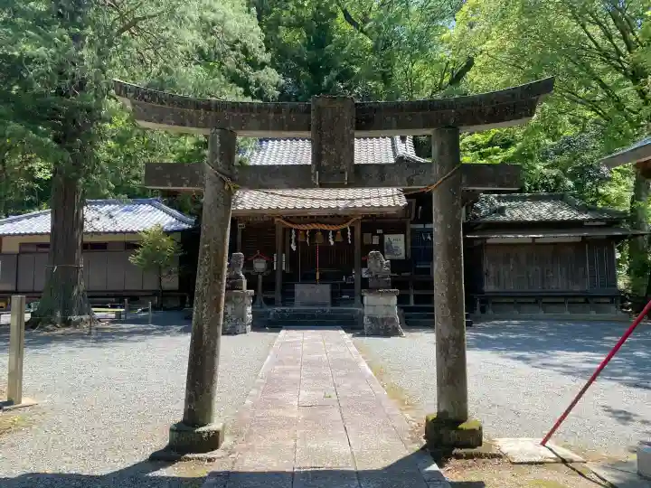 白瀧神社の{uncategorized: "未分類", other: "その他", undefined: "問題あり", building: "その他建物", grave: "お墓", sacred_gate: "鳥居", guardian: "狛犬", statue: "像", buddha: "仏像", history: "歴史", nature: "自然", garden: "庭園", animal: "動物", pagoda: "塔", temizu: "手水舎", mountain_gate: "山門・神門", sanctuary: "本殿・本堂", subordinate: "末社・摂社", art: "芸術", scenery: "景色", jizo: "地蔵", ema: "絵馬", goshuin: "御朱印", omikuji: "おみくじ", items: "授与品その他", amulet: "お守り", goshuincho: "御朱印帳", eats: "食事", festival: "お祭り", votive_dance: "神楽", shichigosan: "七五三参", wedding: "結婚式", experience: "体験その他", initially: "初詣", around: "周辺", anti_infection: "感染症対策"}