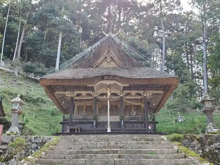 新井神社の本殿