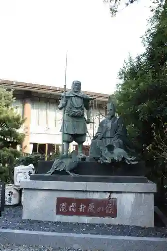 闘鶏神社の像