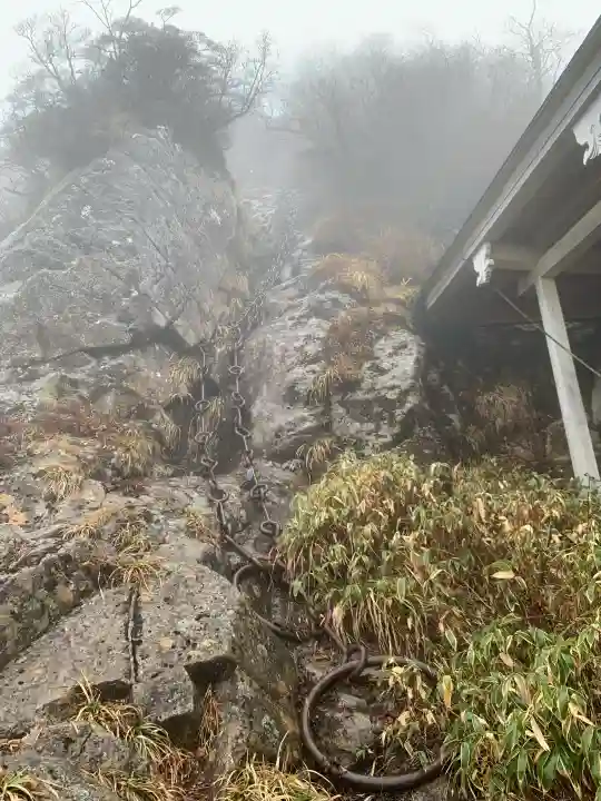 石鎚神社頂上社の{uncategorized: "未分類", other: "その他", undefined: "問題あり", building: "その他建物", grave: "お墓", sacred_gate: "鳥居", guardian: "狛犬", statue: "像", buddha: "仏像", history: "歴史", nature: "自然", garden: "庭園", animal: "動物", pagoda: "塔", temizu: "手水舎", mountain_gate: "山門・神門", sanctuary: "本殿・本堂", subordinate: "末社・摂社", art: "芸術", scenery: "景色", jizo: "地蔵", ema: "絵馬", goshuin: "御朱印", omikuji: "おみくじ", items: "授与品その他", amulet: "お守り", goshuincho: "御朱印帳", eats: "食事", festival: "お祭り", votive_dance: "神楽", shichigosan: "七五三参", wedding: "結婚式", experience: "体験その他", initially: "初詣", around: "周辺", anti_infection: "感染症対策"}