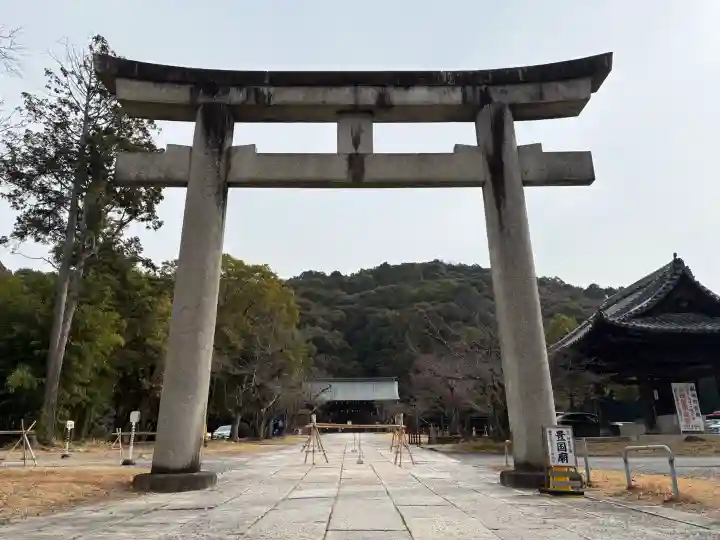 豊国廟(豊国神社飛地境内)の{uncategorized: "未分類", other: "その他", undefined: "問題あり", building: "その他建物", grave: "お墓", sacred_gate: "鳥居", guardian: "狛犬", statue: "像", buddha: "仏像", history: "歴史", nature: "自然", garden: "庭園", animal: "動物", pagoda: "塔", temizu: "手水舎", mountain_gate: "山門・神門", sanctuary: "本殿・本堂", subordinate: "末社・摂社", art: "芸術", scenery: "景色", jizo: "地蔵", ema: "絵馬", goshuin: "御朱印", omikuji: "おみくじ", items: "授与品その他", amulet: "お守り", goshuincho: "御朱印帳", eats: "食事", festival: "お祭り", votive_dance: "神楽", shichigosan: "七五三参", wedding: "結婚式", experience: "体験その他", initially: "初詣", around: "周辺", anti_infection: "感染症対策"}