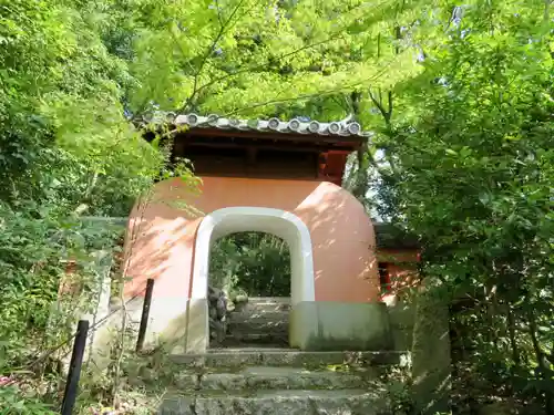 石峯寺の山門