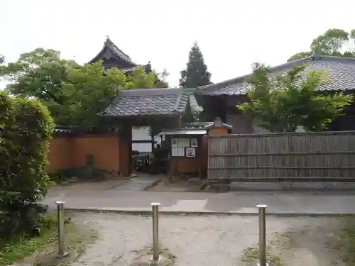 戒壇院の山門・神門