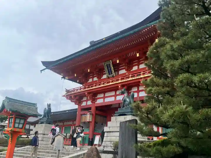 伏見稲荷大社の{uncategorized: "未分類", other: "その他", undefined: "問題あり", building: "その他建物", grave: "お墓", sacred_gate: "鳥居", guardian: "狛犬", statue: "像", buddha: "仏像", history: "歴史", nature: "自然", garden: "庭園", animal: "動物", pagoda: "塔", temizu: "手水舎", mountain_gate: "山門・神門", sanctuary: "本殿・本堂", subordinate: "末社・摂社", art: "芸術", scenery: "景色", jizo: "地蔵", ema: "絵馬", goshuin: "御朱印", omikuji: "おみくじ", items: "授与品その他", amulet: "お守り", goshuincho: "御朱印帳", eats: "食事", festival: "お祭り", votive_dance: "神楽", shichigosan: "七五三参", wedding: "結婚式", experience: "体験その他", initially: "初詣", around: "周辺", anti_infection: "感染症対策"}