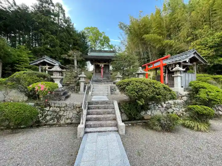 八幡神社 (山本)の{uncategorized: "未分類", other: "その他", undefined: "問題あり", building: "その他建物", grave: "お墓", sacred_gate: "鳥居", guardian: "狛犬", statue: "像", buddha: "仏像", history: "歴史", nature: "自然", garden: "庭園", animal: "動物", pagoda: "塔", temizu: "手水舎", mountain_gate: "山門・神門", sanctuary: "本殿・本堂", subordinate: "末社・摂社", art: "芸術", scenery: "景色", jizo: "地蔵", ema: "絵馬", goshuin: "御朱印", omikuji: "おみくじ", items: "授与品その他", amulet: "お守り", goshuincho: "御朱印帳", eats: "食事", festival: "お祭り", votive_dance: "神楽", shichigosan: "七五三参", wedding: "結婚式", experience: "体験その他", initially: "初詣", around: "周辺", anti_infection: "感染症対策"}