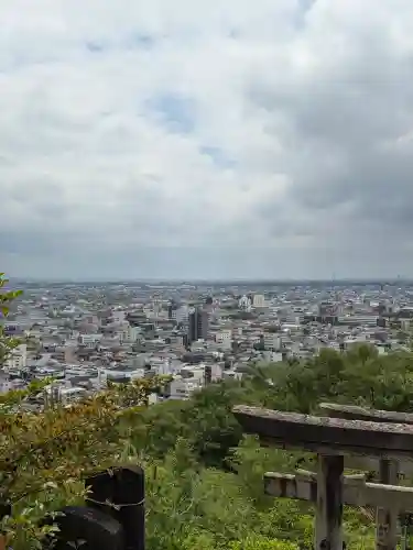 岐阜稲荷山本社の{uncategorized: "未分類", other: "その他", undefined: "問題あり", building: "その他建物", grave: "お墓", sacred_gate: "鳥居", guardian: "狛犬", statue: "像", buddha: "仏像", history: "歴史", nature: "自然", garden: "庭園", animal: "動物", pagoda: "塔", temizu: "手水舎", mountain_gate: "山門・神門", sanctuary: "本殿・本堂", subordinate: "末社・摂社", art: "芸術", scenery: "景色", jizo: "地蔵", ema: "絵馬", goshuin: "御朱印", omikuji: "おみくじ", items: "授与品その他", amulet: "お守り", goshuincho: "御朱印帳", eats: "食事", festival: "お祭り", votive_dance: "神楽", shichigosan: "七五三参", wedding: "結婚式", experience: "体験その他", initially: "初詣", around: "周辺", anti_infection: "感染症対策"}