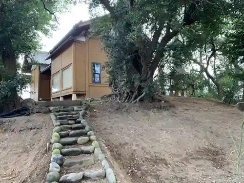 上中居諏訪神社の本殿