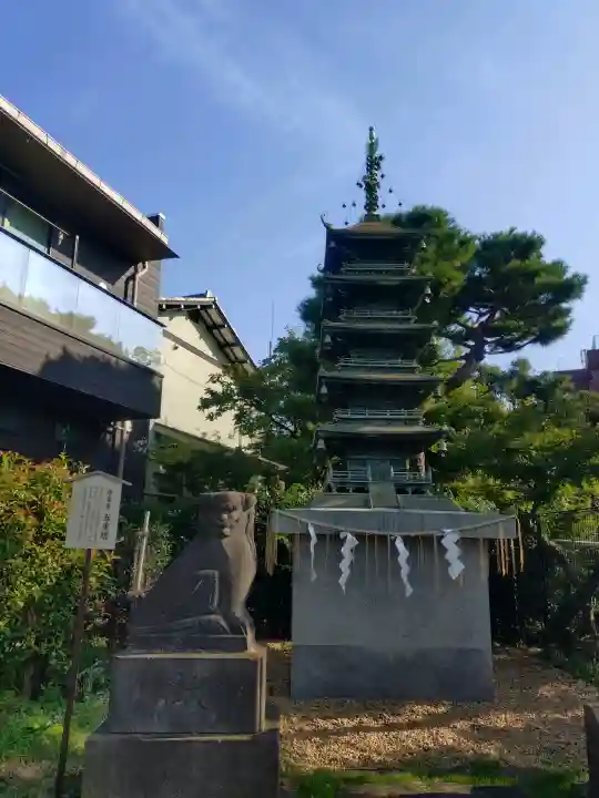 五方山熊野神社の{uncategorized: "未分類", other: "その他", undefined: "問題あり", building: "その他建物", grave: "お墓", sacred_gate: "鳥居", guardian: "狛犬", statue: "像", buddha: "仏像", history: "歴史", nature: "自然", garden: "庭園", animal: "動物", pagoda: "塔", temizu: "手水舎", mountain_gate: "山門・神門", sanctuary: "本殿・本堂", subordinate: "末社・摂社", art: "芸術", scenery: "景色", jizo: "地蔵", ema: "絵馬", goshuin: "御朱印", omikuji: "おみくじ", items: "授与品その他", amulet: "お守り", goshuincho: "御朱印帳", eats: "食事", festival: "お祭り", votive_dance: "神楽", shichigosan: "七五三参", wedding: "結婚式", experience: "体験その他", initially: "初詣", around: "周辺", anti_infection: "感染症対策"}