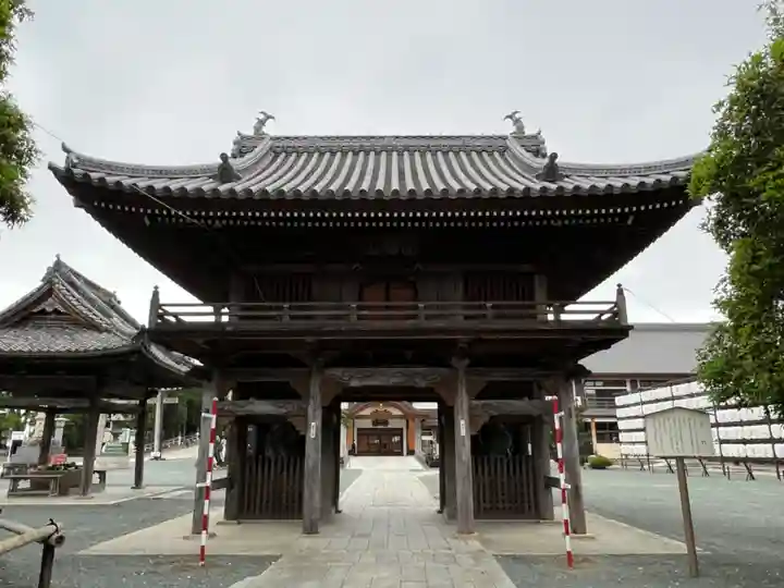 豊川閣 妙厳寺の山門・神門