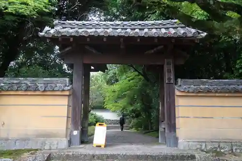 秋篠寺の山門・神門